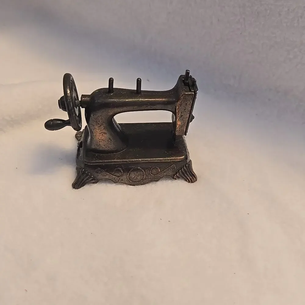 Vintage Playme Die Cast Mini Sewing Machine Pencil Sharpener